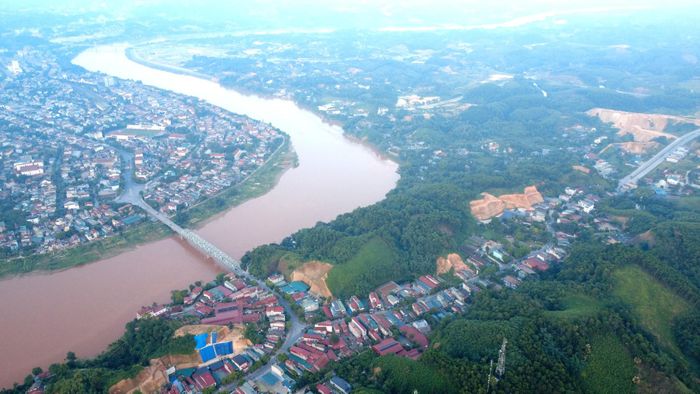 Cầu Yên Bái được đưa vào khai thác từ năm 1992. Cơn bão số 3/2024 (Yagi) và hoàn lưu sau bão gây mưa đã ảnh hưởng kết cấu công trình.