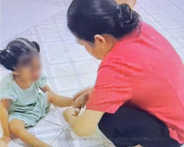Bảo mẫu dùng dây thun bắn vào chân trẻ mầm non.