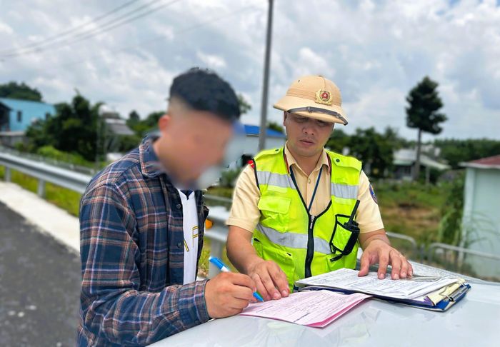 Cao tốc Biên Hòa - Vũng Tàu hiện khai thác tạm chỉ cho xe dưới 9 chỗ vào và chạy tối đa 80km/h.