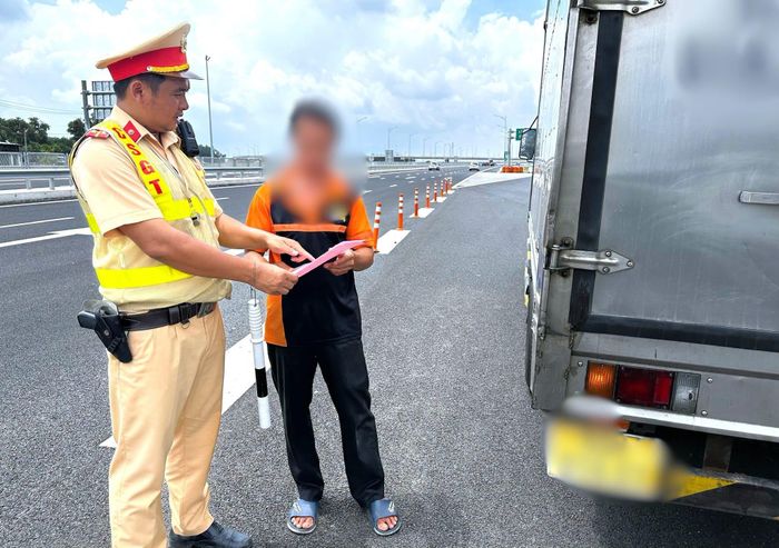 Lái xe tải vào cao tốc đang khai thác tạm tài xế bị xử phạt.