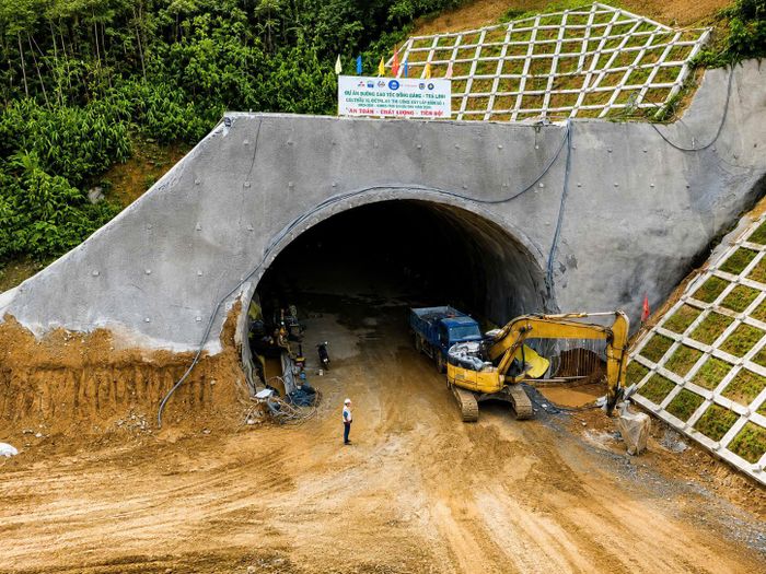 Tại hầm xuyên núi, theo ghi nhận của PV, hơn 110 công nhân được chia thành ba ca làm việc xuyên ngày đêm để lắp dựng cốt thép, ván khuôn phục vụ đổ bê tông vỏ hầm.