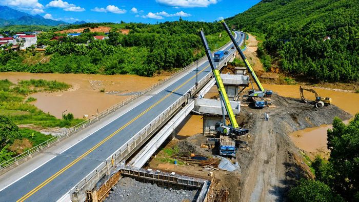 Tại cầu Suối Nâu (Km188+800), kỹ sư Lê Văn Du, Phó giám đốc Ban điều hành gói thầu XL1 cho biết, nhà thầu đang tập trung đổ bê tông bản mặt cầu từ mố M1 đến trụ T1. Mục tiêu là hoàn thành bản mặt cầu trong tháng 8 để chuyển sang thảm bê tông nhựa. Gói thầu XL1 do Sông Đà 10 thi công gồm ba cầu, một hầm và tuyến đường dài 4,2km.