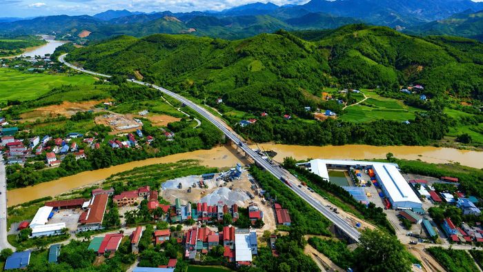 Nhiều hạng mục cầu hiện đã hoàn thành kết cấu phía trên nên nguy cơ ảnh hưởng bởi mưa giảm đáng kể so với giai đoạn thi công móng và mố trụ trước đây.
