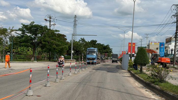 Giờ cao điểm, vị trí thường xuyên xảy ra ùn ứ, phương tiện di chuyển rất chậm. (Ảnh: Lê Danh).