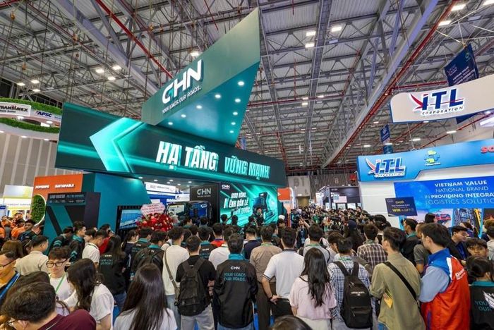 Khu vực của thương hiệu Giao Hàng Nặng tại VILOG 2026 thu hút nhiều khách tham dự.