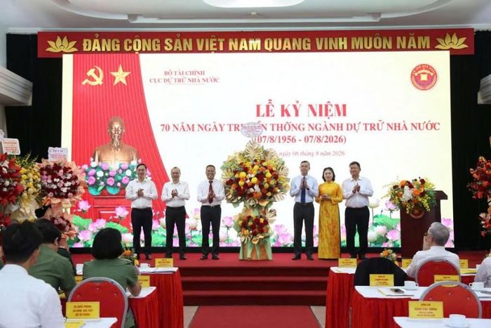 Bộ trưởng Bộ Tài chính Ngô Văn Tuấn tặng hoa chúc mừng ngành Dự trữ Nhà nước nhân dịp kỷ niệm 70 năm Ngày truyền thống. Ảnh: Đức Minh