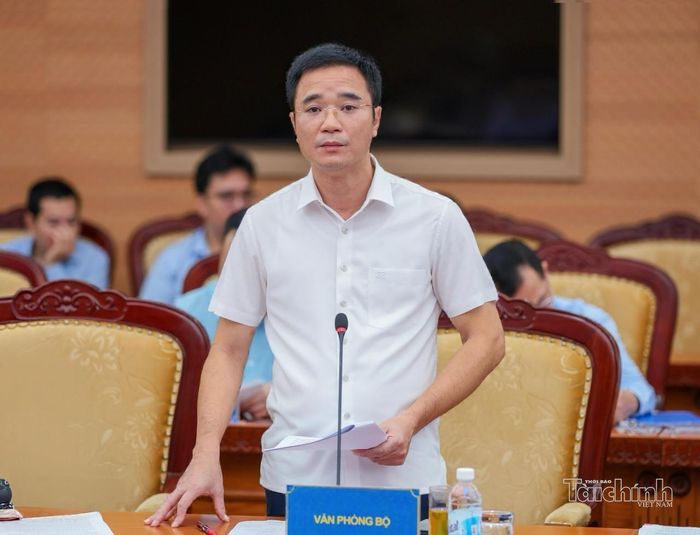 Chánh Văn phòng Bộ Tài chính Vũ Cao Sơn trình bày báo cáo giao ban tại hội nghị. Ảnh: Mạnh Tuấn