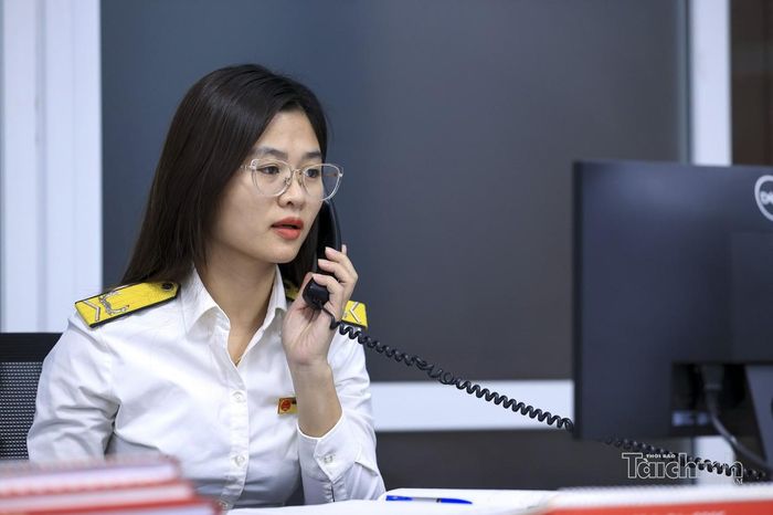 Công chức Thuế tỉnh Thái Nguyên giải đáp chính sách, hỗ trợ người nộp thuế tuân thủ pháp luật thuế. Ảnh: Đức Thanh
