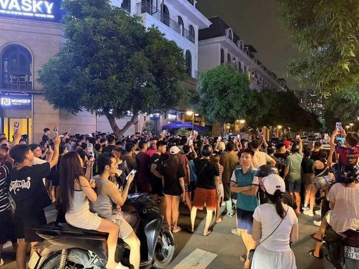  Hàng trăm người dân đứng kín hai bên đường để quay phim, livestream tại khu vực HUấn "Hoa Hồng" sinh sống. (Ảnh: MXH) 