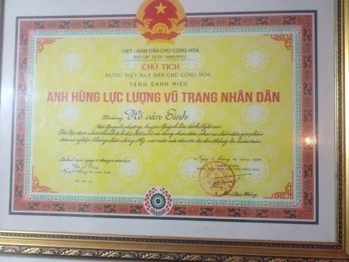 Bằng phong tặng danh hiệu anh hùng lực lượng vũ trang nhân dân của anh Hồ Văn Sinh- Ảnh : Thành Đô chụp tại gia đình anh Hồ Văn Hoan ( người thờ cúng liệt sỹ ) em trai Anh hùng Hồ Văn Sinh.