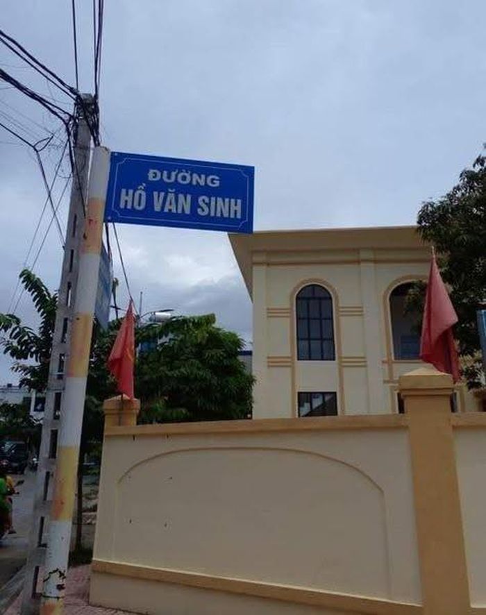 Tên anh hùng Hồ Văn Sinh được đặt cho tuyến đường dẫn vào nhà anh thời trẻ anh thuộc phường Quỳnh Mai , tỉnh Nghệ An.