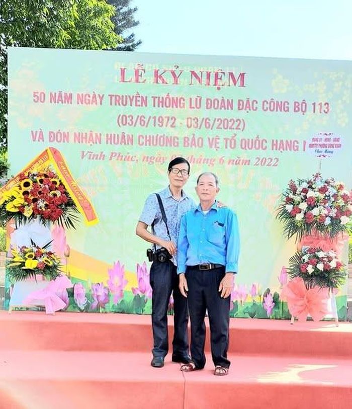 Anh Hồ Văn Hoan em trai Anh hùng Hồ Văn Sinh &amp; CCB Nguyễn Văn Chương( Chiến sĩ trinh sát D23E113) tại Lễ kỷ niệm 50 năm thành lập Lữ đoàn Đặc công 113 (3/6/1972-3/6/2022) - Ảnh: Nguyễn Chương