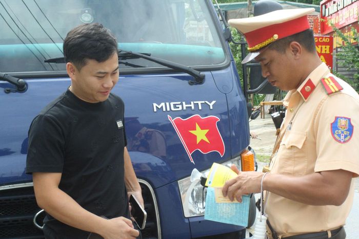 Cán bộ Tổ CSGT Chiêm Hóa tuần tra gắn với tuyên truyền an toàn giao thông 