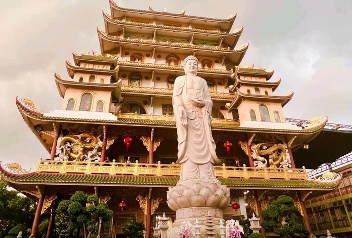 Chánh điện 9 tầng của Chùa Vạn Đức – công trình được xác lập kỷ lục chánh điện cao nhất Việt Nam. Ảnh: Đức Linh.