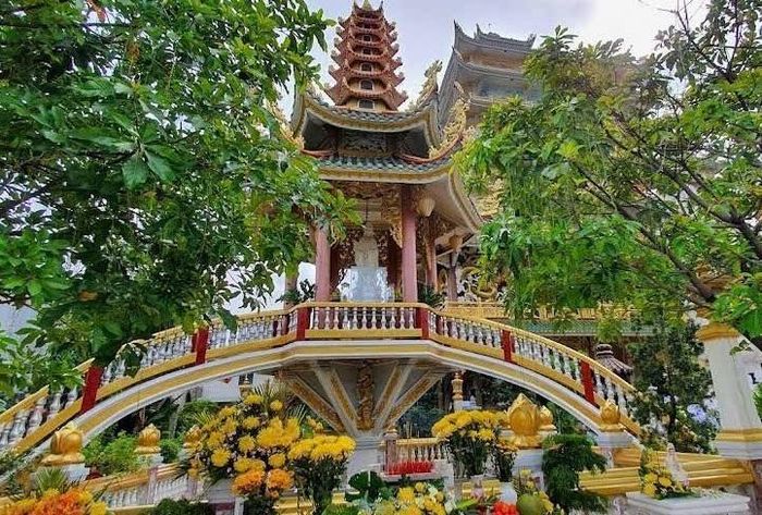 Đài Liên Hoa với tôn tượng Quan Thế Âm Bồ Tát nổi bật giữa hồ nước trong khuôn viên Chùa Vạn Đức. Ảnh: Tường Quang.