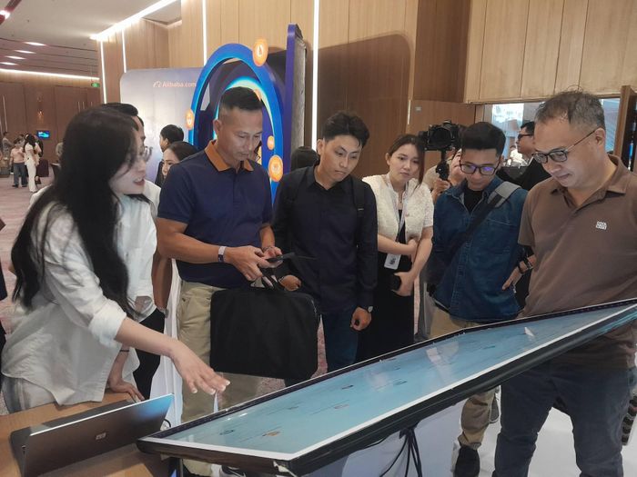 Đại biểu tìm hiểu nền tảng AI Agent tại hội nghị.