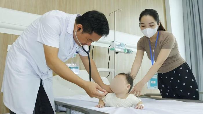 BSCKII. Phạm Công Khắc thăm khám cho bệnh nhi. Ảnh: BVCC