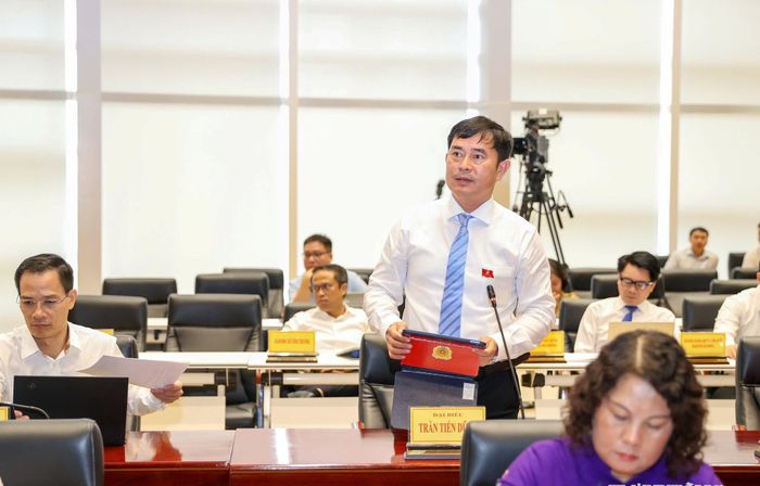 Đại biểu chất vấn tại Kỳ họp thứ Ba, HĐND thành phố Hải Phòng khóa XVII. Ảnh: Thành Chung