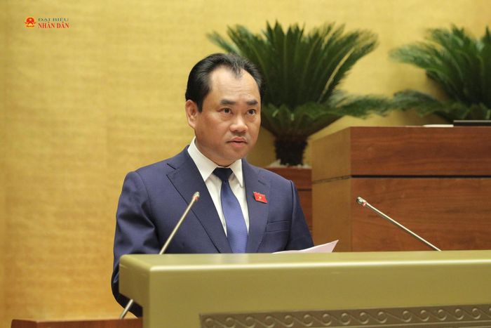 Bộ trưởng Bộ Nông nghiệp và Môi trường Trịnh Việt Hùng trình bày Tờ trình dự án Luật. Ảnh: Hồ Long