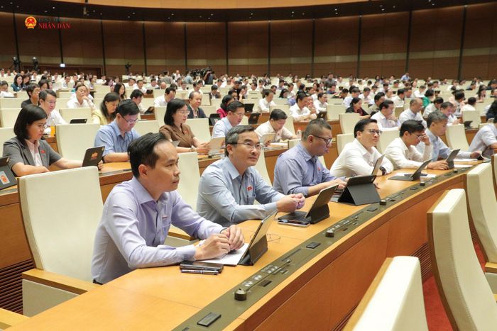 Các đại biểu tham dự phiên họp. Ảnh: Hồ Long