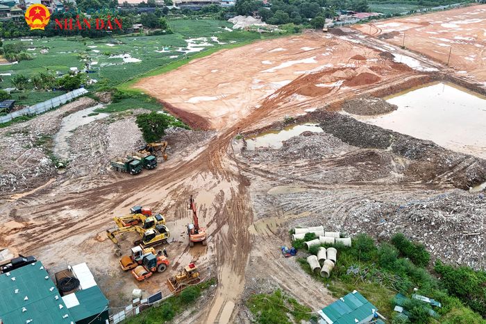 Hàng loạt máy móc, thiết bị được đưa tới công trường thi công Depot Xuân Đỉnh