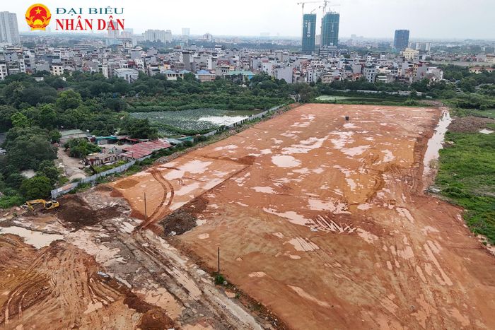Quá trình triển khai dự án từng gặp không ít khó khăn do khu vực xây dựng chủ yếu là đất nông nghiệp xen kẽ nhiều ao hồ, đòi hỏi khối lượng xử lý nền đất lớn trước khi thi công các hạng mục kỹ thuật