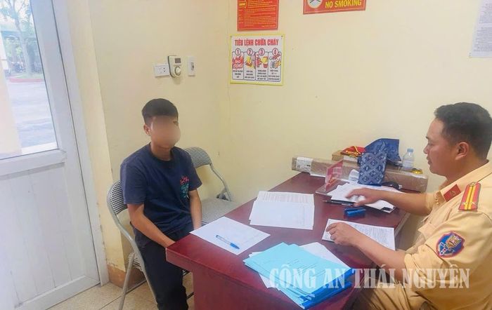 Lực lượng CSGT làm việc với lái xe H.M.T. (Ảnh: Phòng CSGT, Công an tỉnh Thái Nguyên)