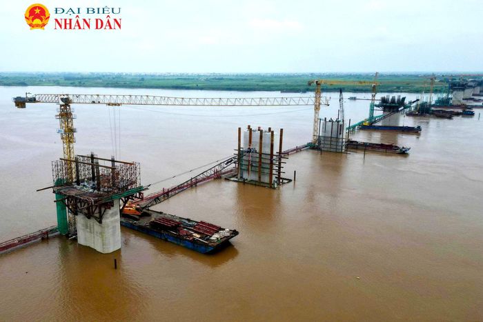 Sau khoảng 8 tháng thi công, cầu Hồng Hà đang hình thành diện mạo rõ nét, nhiều trụ cầu vươn cao trên mặt nước và hai bên bờ sông Hồng