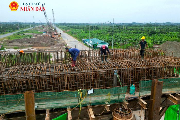 Việc triển khai được 9 trụ vươn lên mặt nước đã hoàn thành mục tiêu vượt lũ tiểu mãn năm 2026