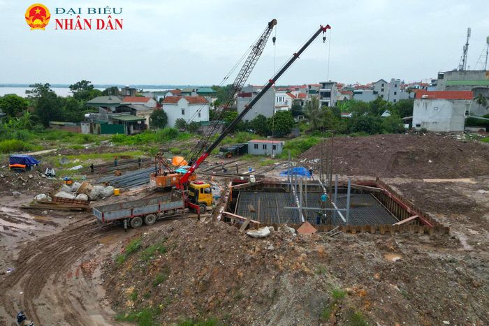 Hiện nay, các nhà thầu chia làm 34 mũi thi công triển khai trải đều trên công trường để bảo đảm tiến độ công trình