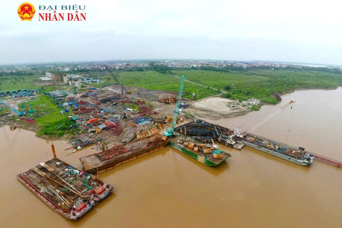 Cầu Hồng Hà là dự án cầu nối liền hai bờ sông Hồng trên địa phận TP.Hà Nội, điểm đầu tại xã Ô Diên (huyện Đan Phượng cũ) ở bờ Nam và điểm cuối thuộc xã Văn Khê (huyện Mê Linh cũ) ở bờ Bắc