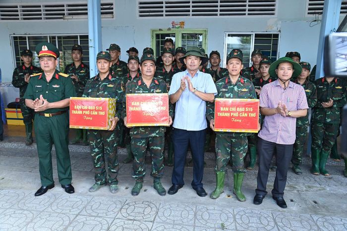 Phó Chủ tịch UBND TP. Cần Thơ Nguyễn Văn Khởi cùng lãnh đạo Bộ Chỉ huy Quân sự thành phố đến thăm hỏi, động viên và tặng quà Đội tìm kiếm quy tập hài cốt (lâm thời) đang làm nhiệm vụ tại xã Phong Điền
