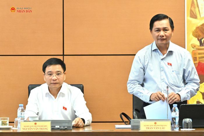 Bí thư Tỉnh ủy, Trưởng Đoàn ĐBQH tỉnh Vĩnh Long Trần Văn Lâu điều hành thảo luận tại Tổ 12