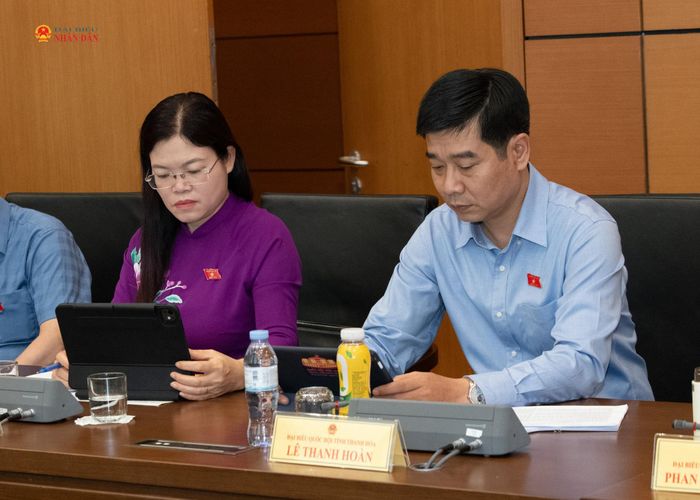 Các ĐBQH tham dự thảo luận Tổ 3. Ảnh: Lâm Hiển
