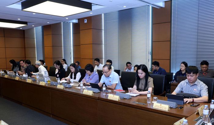 Các đại biểu tham dự phiên thảo luận tại Tổ 5