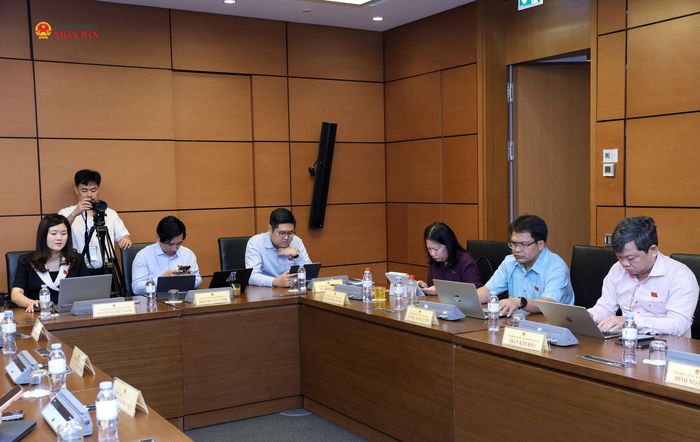 Các đại biểu tham dự phiên thảo luận tại Tổ 5