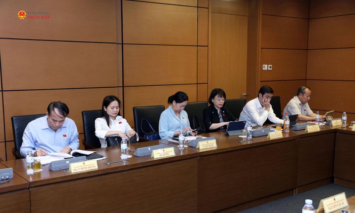 Các đại biểu tham dự phiên thảo luận tại Tổ 5 (Đoàn ĐBQH tỉnh Hưng Yên, tỉnh Gia Lai)