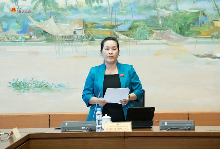 Trưởng Đoàn đại biểu Quốc hội tỉnh Quảng Ngãi Đinh Thị Hồng Minh điều hành thảo luận Tổ 11