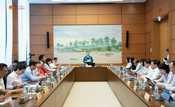 Quang cảnh thảo luận tại Tổ 11 (Đoàn ĐBQH TP. Hải Phòng và tỉnh Quảng Ngãi) sáng 7/8