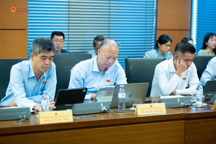 Đoàn ĐBQH An Giang tham dự phiên thảo luận tại Tổ 13