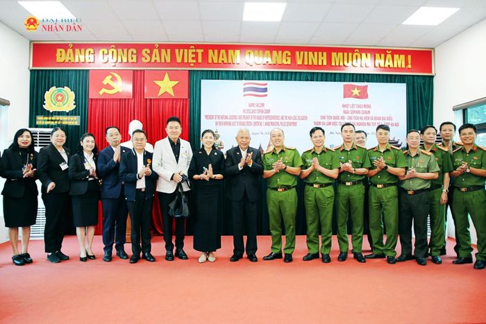 Chủ tịch Quốc hội kiêm Chủ tịch Hạ viện Thái Lan Sophon Zaram chụp ảnh lưu niệm với các đại biểu. Ảnh: Đắc Trường