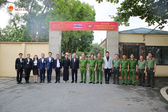 Chủ tịch Quốc hội kiêm Chủ tịch Hạ viện Thái Lan Sophon Zaram và các đại biểu khảo sát thực tế tại các phân khu của Cơ sở cai nghiện ma túy số 1 thuộc Phòng Cảnh sát điều tra tội phạm về ma túy, Công an TP. Hà Nội. Ảnh: Đắc Trường
