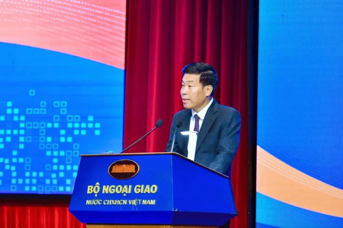 Thứ trưởng Bộ Ngoại giao Nguyễn Mạnh Cường phát biểu tại Phiên họp. Ảnh: Quang Hòa