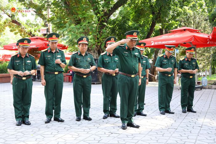 Tư lệnh Quân khu 7, Trung tướng Lê Xuân Thế cùng đoàn đại biểu dành phút mặc niệm tưởng nhớ Tổng Bí thư Trần Phú và các Anh hùng liệt sĩ