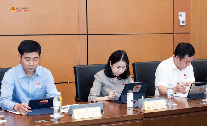 Các ĐBQH tham dự thảo luận tổ. Ảnh: Lâm Hiển