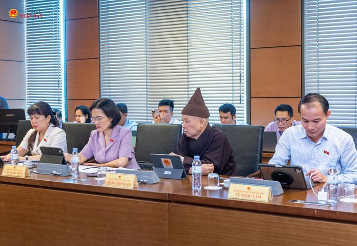 ĐBQH tỉnh Quảng Ninh tham gia phiên thảo luận tại Tổ 14, sáng 7/8. Ảnh: Mạnh Hưng