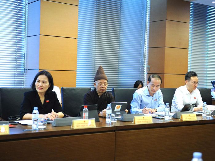 ĐBQH tỉnh Quảng Ninh tham dự phiên thảo luận tại Tổ 14. Ảnh: Mạnh Hưng