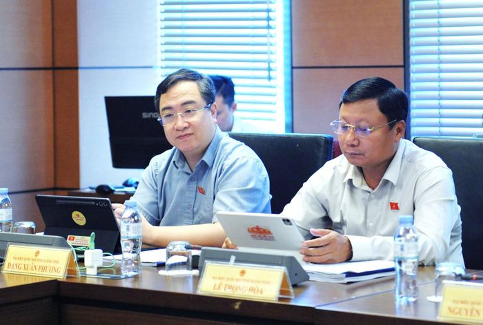 ĐBQH tỉnh Quảng Ninh tham dự phiên thảo luận tại Tổ 14. Ảnh: Mạnh Hưng