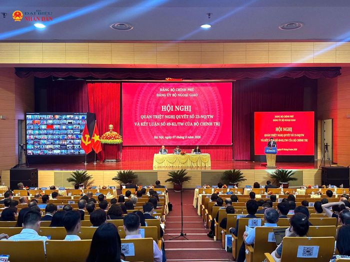 Đại biểu trình bày tham luận tại Hội nghị