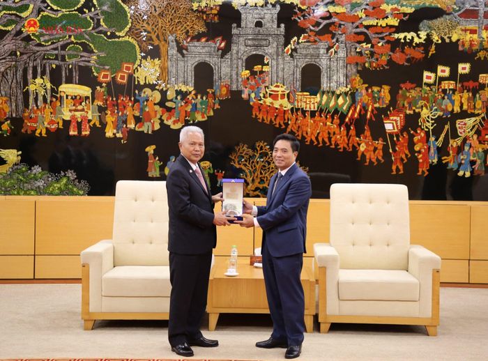 Chủ tịch Quốc hội Thái Lan Sophon Zaram trao quà lưu niệm tặng Phó Chủ tịch Quốc hội, Thượng tướng Nguyễn Doãn Anh. Ảnh: Đắc Trường